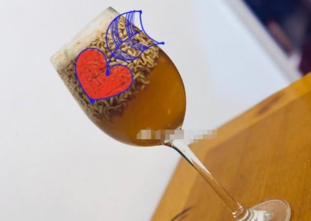 啥样|泡面能被熊孩子“作”成啥样？忍了牛奶泡面，看到酒杯泡面：人才