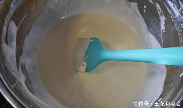 芒果|女儿生日说要吃慕斯蛋糕，我给她做了可爱的卡通蛋糕，她开心极了