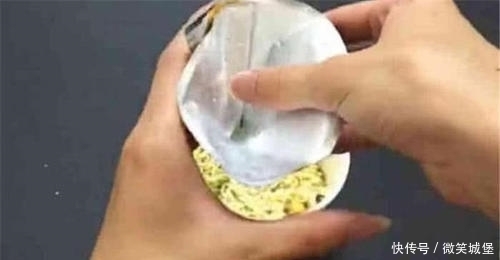 发现|吃了20年泡面，才发现桶面上有“小机关”，果断放弃之前的吃法