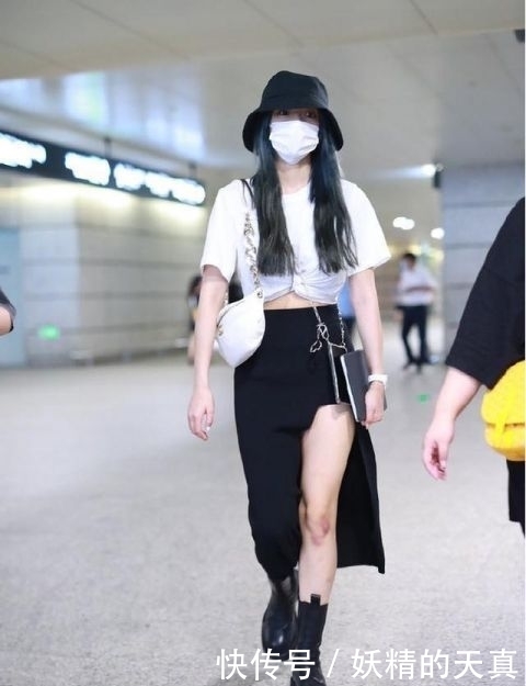 减龄|白色T恤太单调?那是你不会穿,解锁几种新穿法时尚又减龄