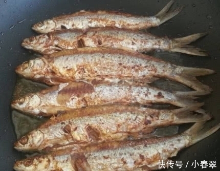 倒油|无论煎啥鱼,“最怕”先开火后倒油,学会这技巧,鱼肉金黄不破皮