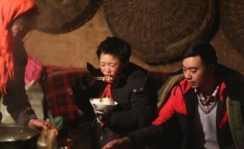 反骂|“冰花男孩”申请贫困户遭拒，父亲发博卖惨，却被反骂吃相难看