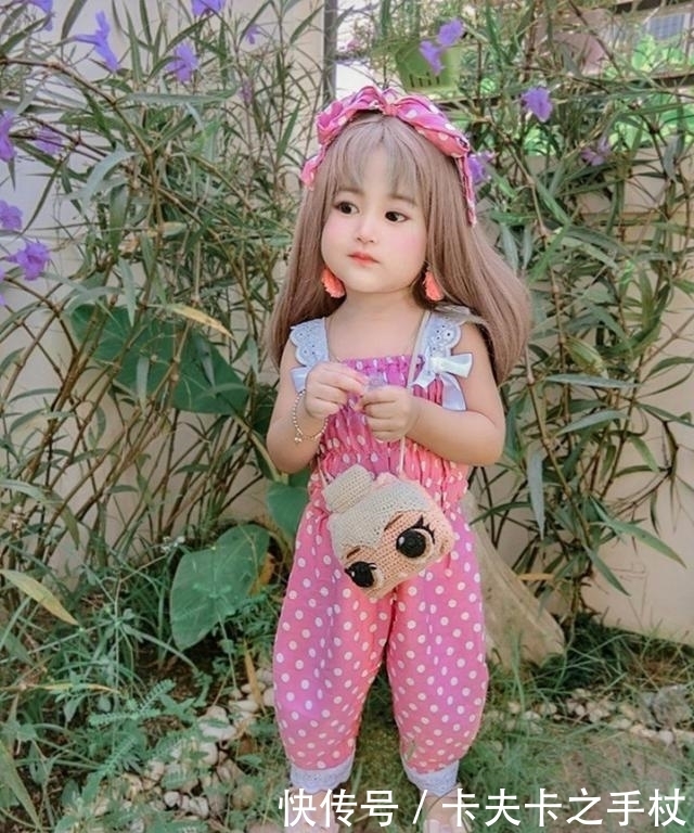 母亲|2岁女孩因长得漂亮走红网络,网友发现原来孩子母亲更漂亮