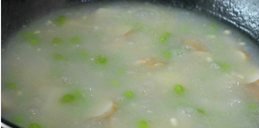 搅拌均匀|这是芋头汤的做法,与小海鲜巧妙搭配,太好喝了,鲜上加鲜