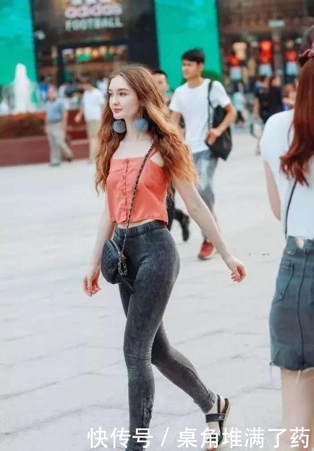 成熟|街拍：小姐姐长相甜美，穿上性感的紧身裙，尽显成熟女人味儿