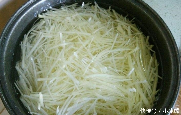  切成|炒土豆丝时，先放醋还是后放醋？多数人都放错了，难怪不好吃