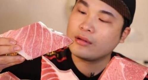 鱼肉|男子吃7斤“米其林牛排”,拿起后被人看出“猫腻”,难怪吃不胖