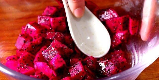  油腻|不要在火龙果直接吃是面粉做的，又甜又软不油腻