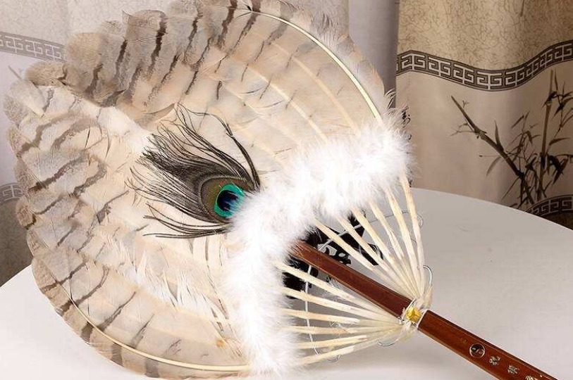  扇子|诸葛亮为何总是拿着一把扇子？这扇子哪来的？为什么说这把扇子暗藏玄机？