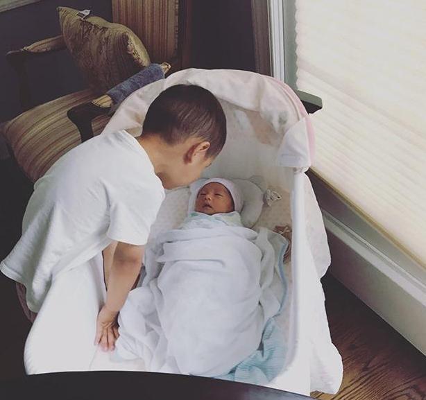 家里|参观李好如今住的豪宅，当了20年的主持人，家里还有旋转楼梯