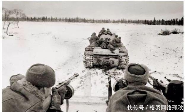 士兵|冻得僵硬的德军士兵遗体,被苏军倒插在雪中当路标