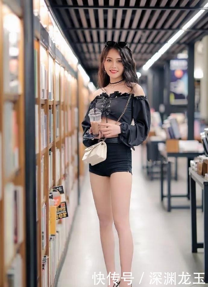 拉长|美女脚上搭配一双高跟鞋，拉长腿提高腰，让她显瘦还显高