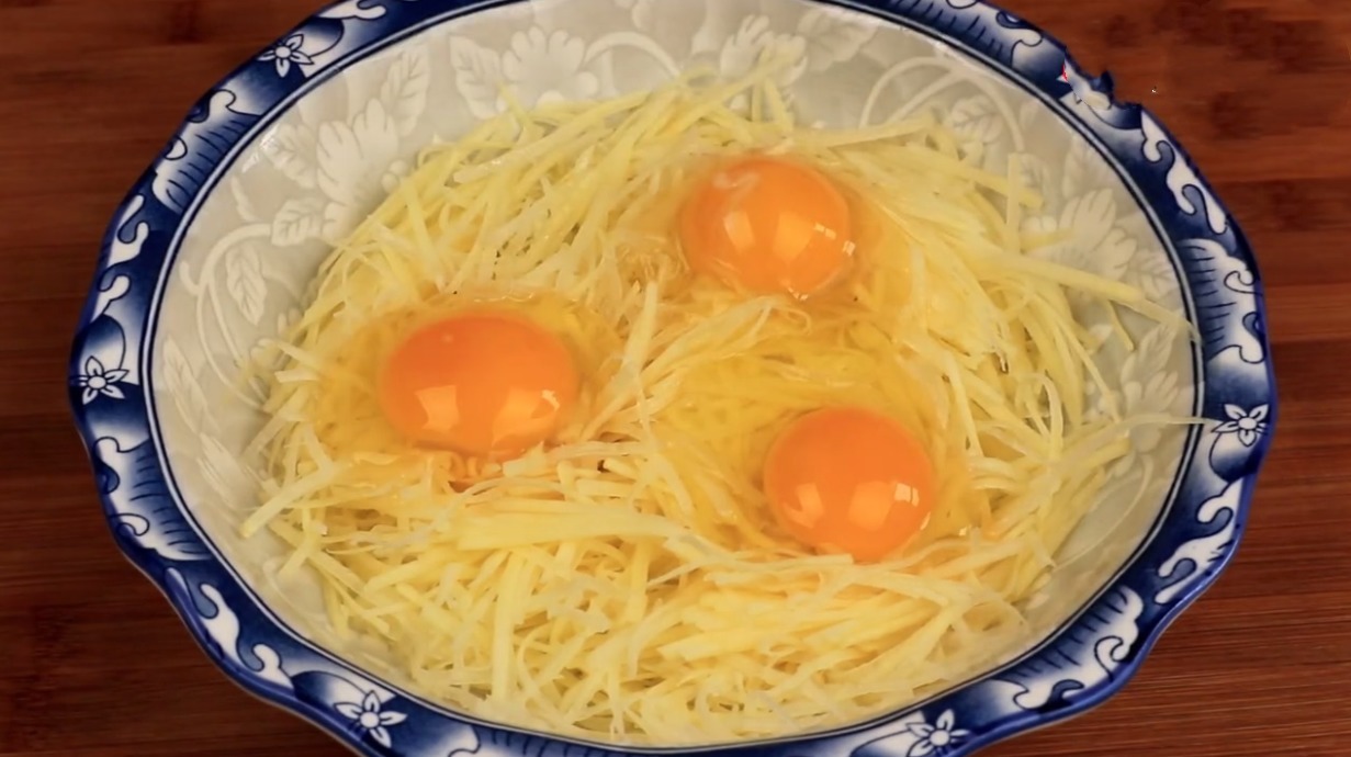 鸡蛋|土豆丝里打3个鸡蛋，太好吃了，我家一周吃5次，上桌就光