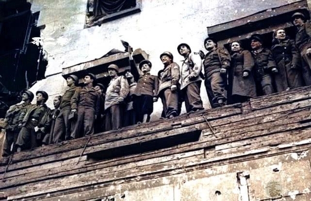  景象|上色老照片：第三帝国崩溃之时的景象，柏林街头躺着战死的德军