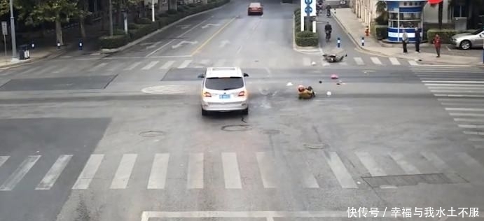  电动车|外卖员骑车闯红灯，面包车一脚油门车毁人伤！交警：要负次要责任