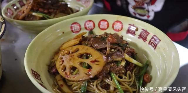 供不应求|大叔街头卖“豪横”早餐,8元一碗供不应求,二十中配料随意选!