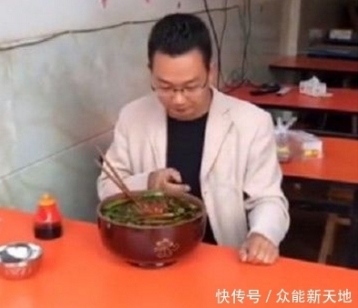 面馆|面馆的面大碗1元小碗5元,男子吃了份大碗面,结账时却尴尬不已