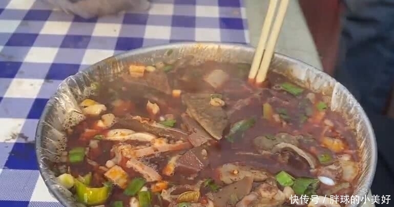 食客|早餐店做重口味汤,15元一碗有饼有荤菜,食客们骑电三轮赶来品尝