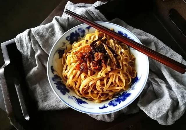  葱油|葱香浓厚，咸中带甜的葱油面做起來那么简单