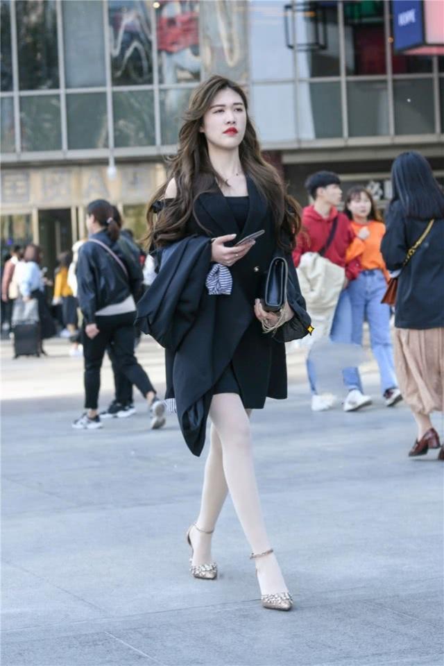  时尚|街拍：面带微笑的小姐姐，黄色卫衣配牛仔裤，青春靓丽气息