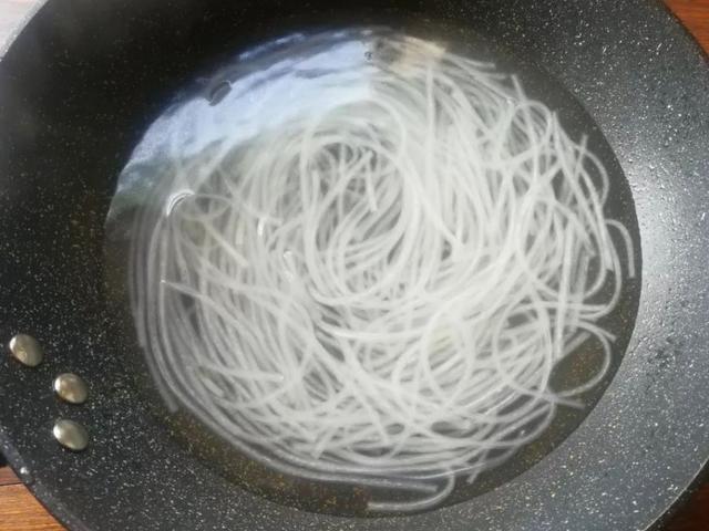  饭店|炒粉条时，不要泡软就下锅炒，学会大厨这1招，粉条劲道又入味