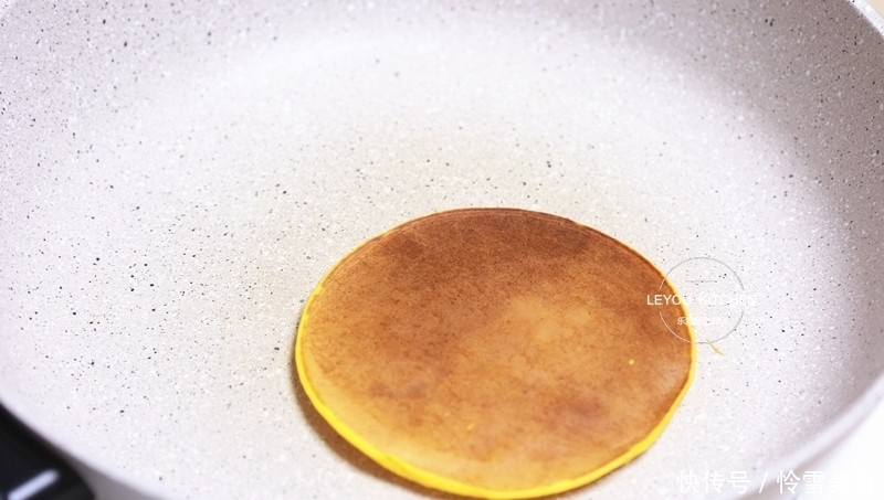 南瓜泥|南瓜花样吃法,用平底锅做成点心,又甜又软,外面卖十几块钱一个