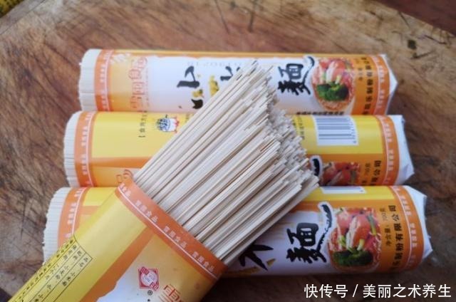 做法|秋天要多吃面条，教你个懒人做法，一锅两个人吃的精光，太香了