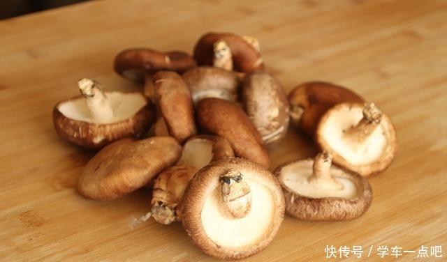 效去除里面|洗香菇,只用清水洗就错了,大厨教你一招,脏东西虫卵自己跑出来