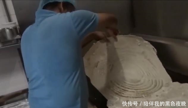 上桌|迪拜土豪吃早餐，都是“扛”上桌的，网友：贫穷限制了我的想象！