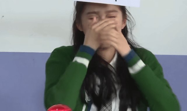 baby|baby关晓彤同时扮学生,两人坐姿看出差距结过婚就是不一样