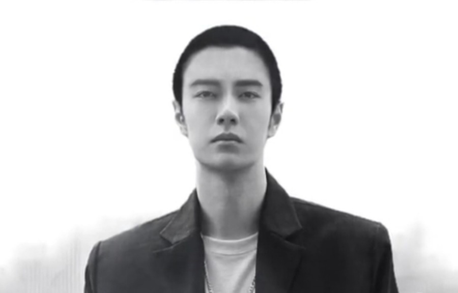 王一博|王一博真的剪短发了鬓角失踪粉丝强颜欢笑，担心戴假发跳街舞