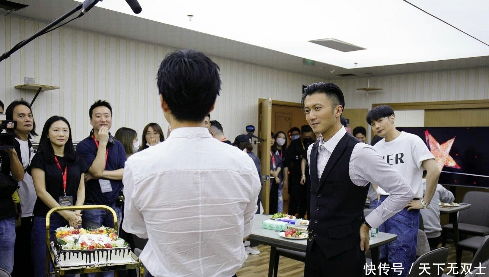  谢霆锋|谢霆锋过生日，李健送好礼，《中国好声音》节目组太暖心了