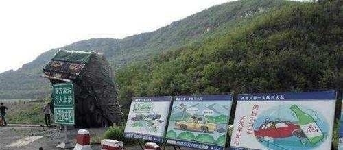  面如土色|司机犯困停车下车抽烟小便,转身取车时却面如土色