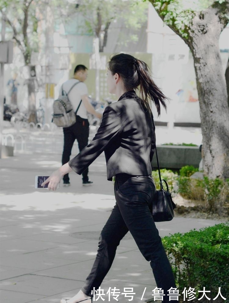 搭配|街拍:美女连衣长裙彩色的大裙摆,搭配牛仔夹克,风格休闲时尚!