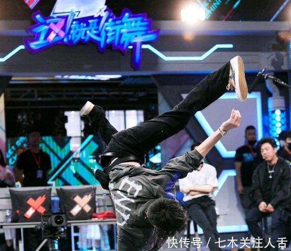 双翠绿色|王一博给队员送万元鞋,“美男计”成功撬走大婷,粉丝看完眼馋了