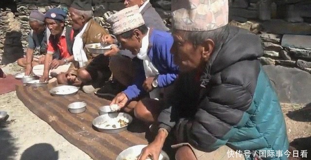 米饭|尼泊尔农村大型酒席,场面壮观,只吃一个菜咖喱羊肉配米饭