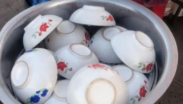 大妈|大妈街边卖小吃,3元2个,打开锅盖竟是一堆碗,翻开后原来是它