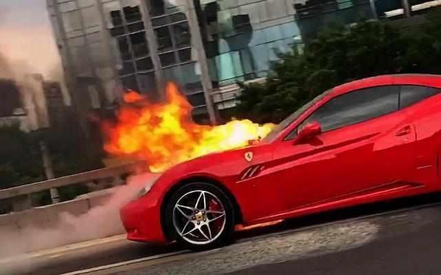 跃马|北京308万法拉利行驶中起火,秒变火烧跃马,V8发动机报废
