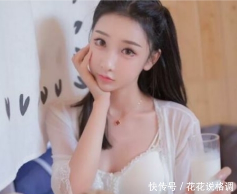  地方|妹子，你可真会选地方拍照啊，笑的好甜啊，后面那个是男是女啊