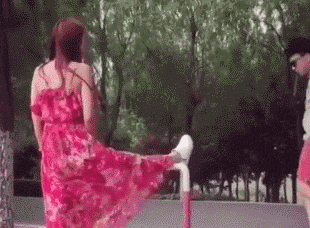 美女|搞笑GIF:糖醋鱼,红烧肉,方便面,老干妈......美女这是梦到了什么?