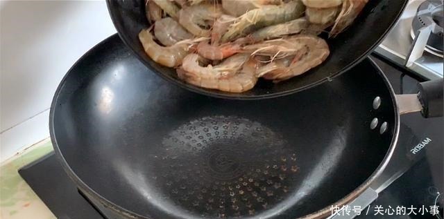 水煮虾|煮大虾时,加水煮就大错特错了,这样做,虾肉鲜嫩又好吃,太香了