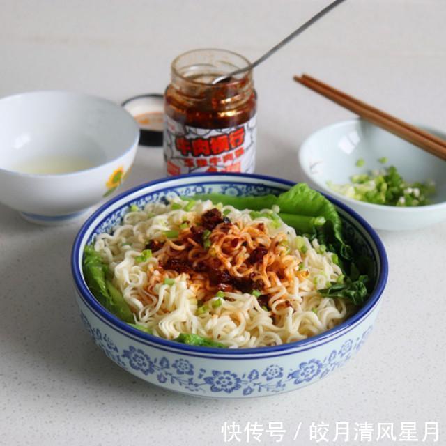 好吃|牛肉酱拌面，热乎乎的面条劲道滑爽，很好吃