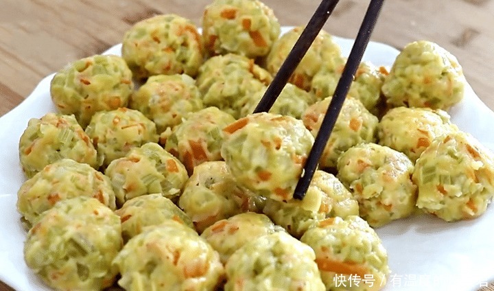 切成|秋天,冬瓜南瓜靠边站,这菜2块钱一斤,简单一蒸,鲜香又好吃