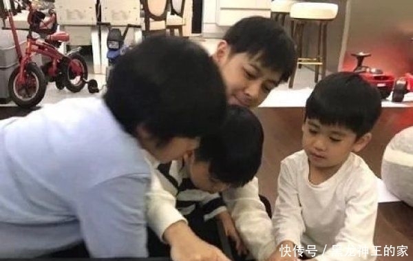  黄磊|黄磊林志颖都是好爸爸，工作之余不忘陪伴3个孩子，既宠娃又宠妻