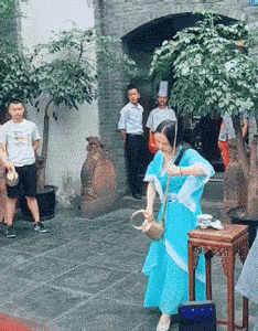  兄弟|搞笑GIF：兄弟们，赶紧去，去晚了300斤的老板娘就被别人抱走了……