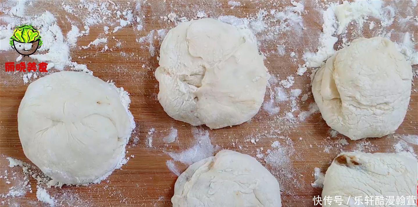 贴秋膘的时|油酥烧饼家常做法,又软又酥又香,比肉夹馍还好吃,做法详细讲解