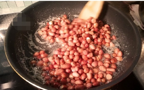 吃法|天冷花生米别再油炸了,教你一个新吃法,10分钟出锅,好吃嘎嘣脆