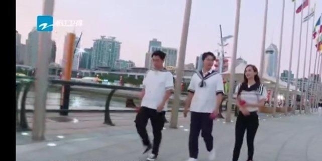 郑恺录|跑男郑恺录跑男瘦了10斤,蔡徐坤熊抱郑恺,郑恺带了一朵什么花