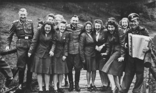 奥斯维辛集|幸好发现了这本相册,才知道了纳粹集中营副指挥官私生活的样子