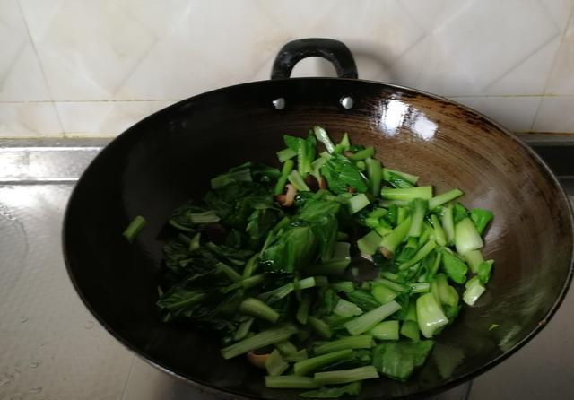  小青菜|鲜香鹌鹑蛋肉圆香菇青菜面，荤素搭配，十分好吃，热乎乎暖胃！